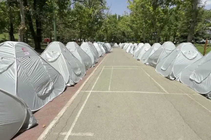 Tende per strada, l'Iran si prepara ai funerali di Khamenei