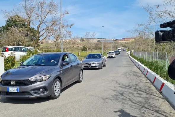 Il corteo di auto verso il carcere nuorese (Ansa)