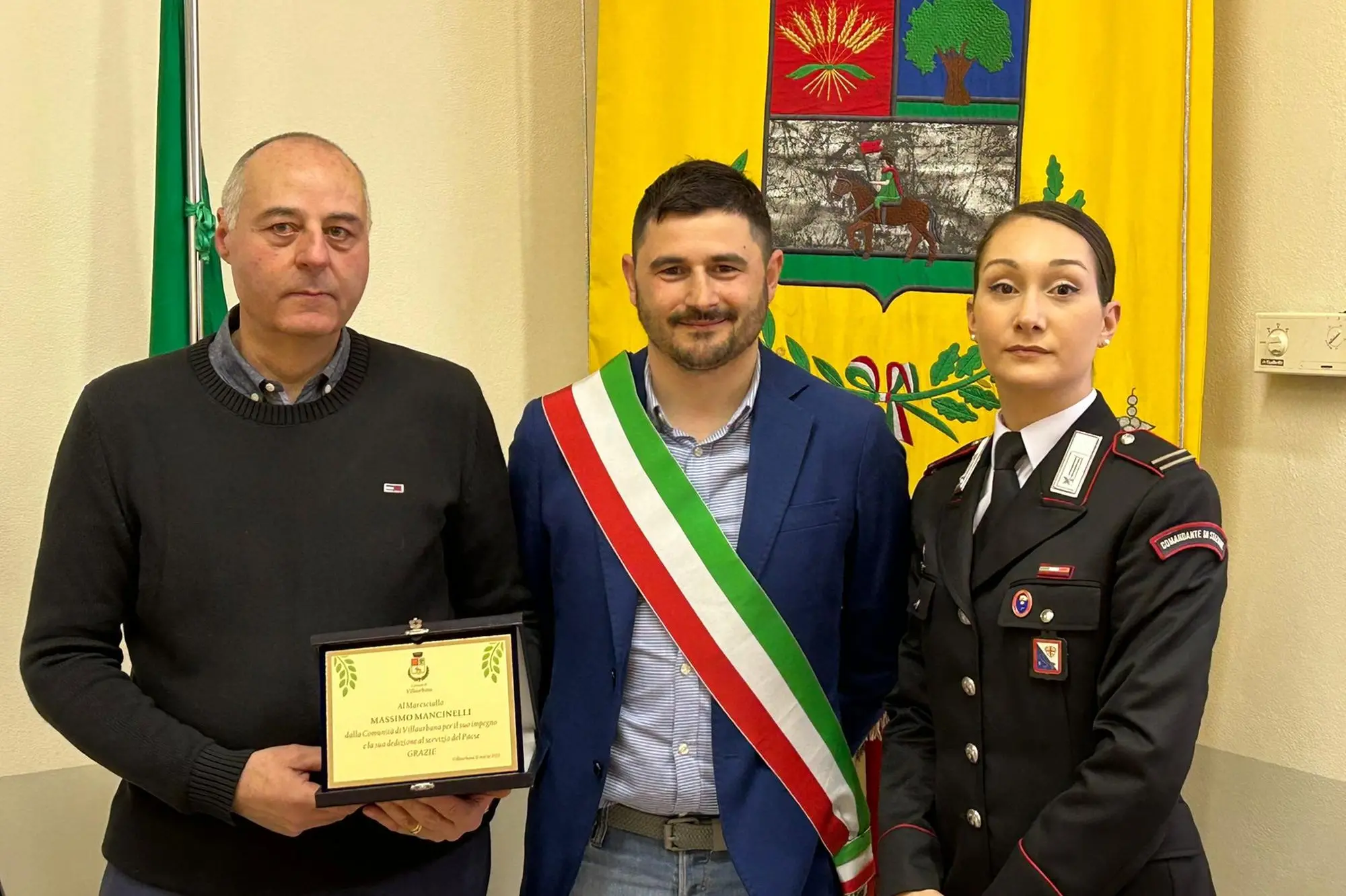 La consegna del riconoscimento al Maresciallo Mancinelli (foto concessa dal Comune di Villaurbana)