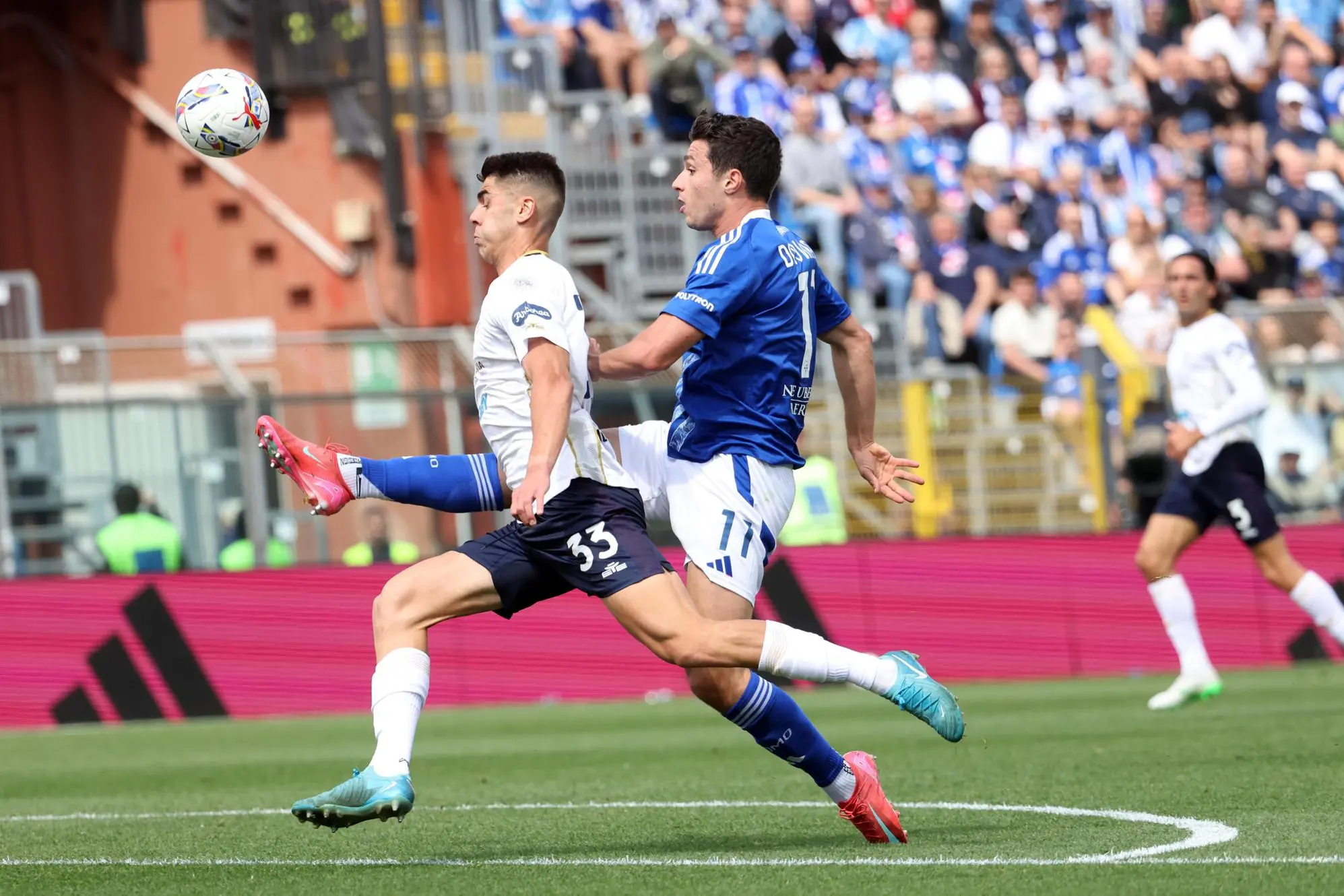Adam Obert contro Anastasios Douvikas in Como-Cagliari (foto Ansa)