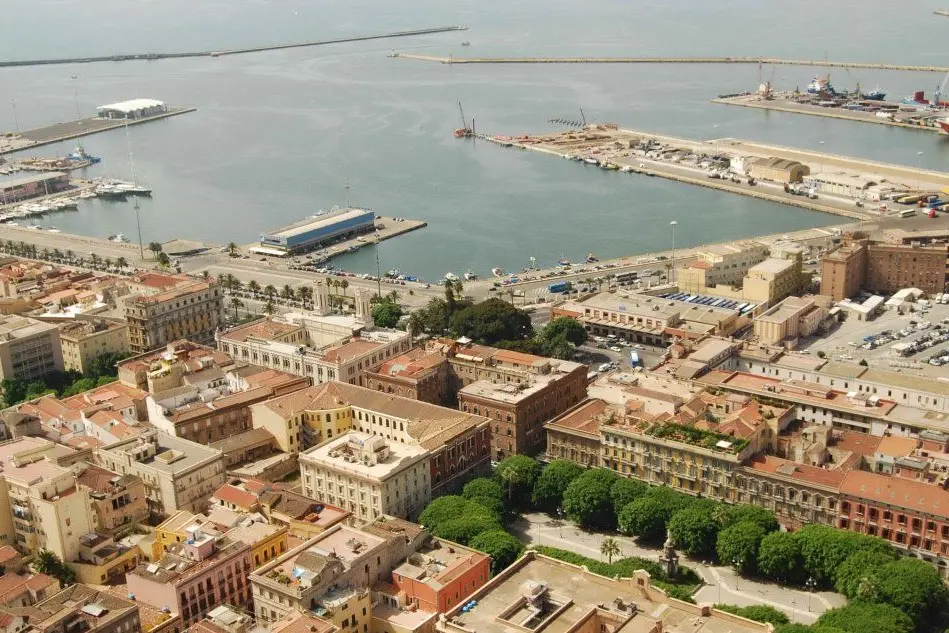 Veduta aerea del porto di Cagliari