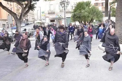 Il flash mob in piazza Yenne - foto Anedda Endrich