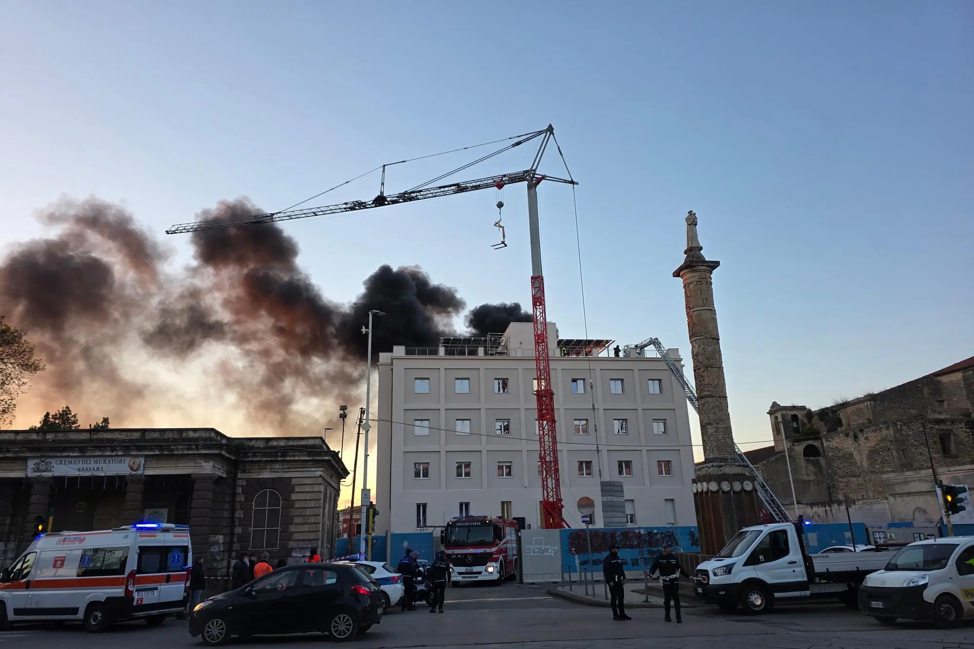 L'Hotel Turritania in fiamme (foto Floris)