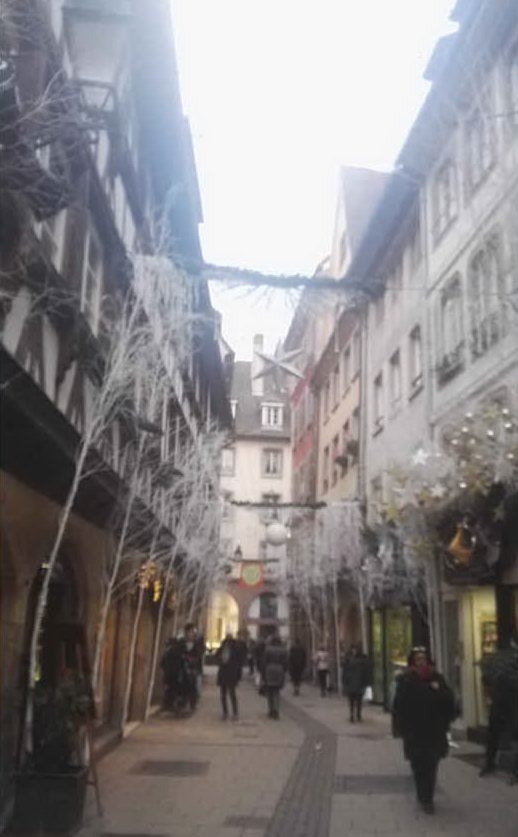 Tutto spento in Rue des Orfévres, una delle vie più famosa per le luminarie natalizie