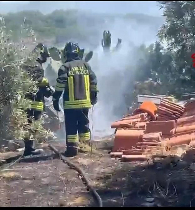 Muore mentre spegne il fuoco