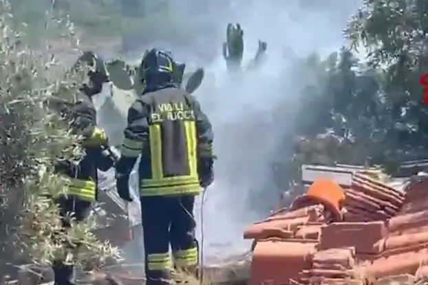 Muore mentre spegne il fuoco