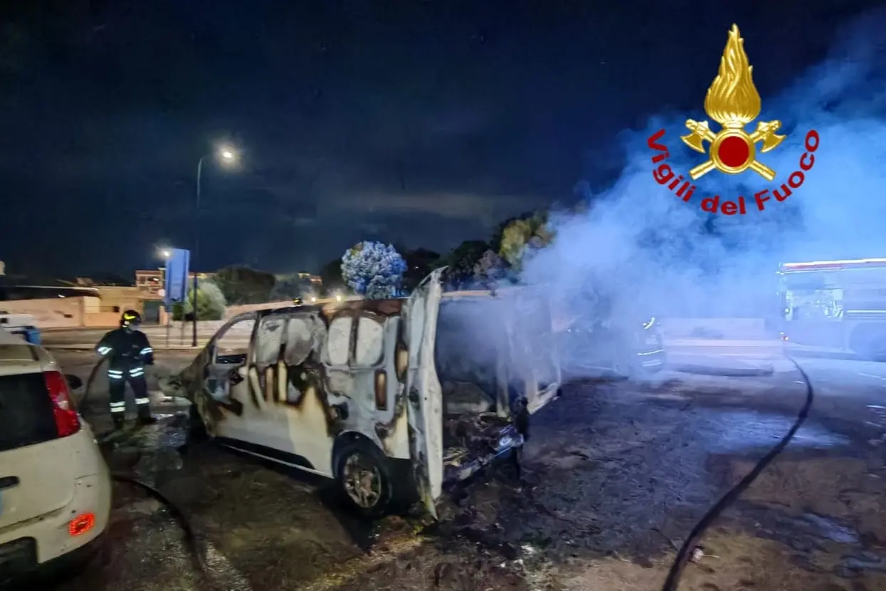 Il furgone distrutto dalle fiamme a Olbia (foto vigili del fuoco)