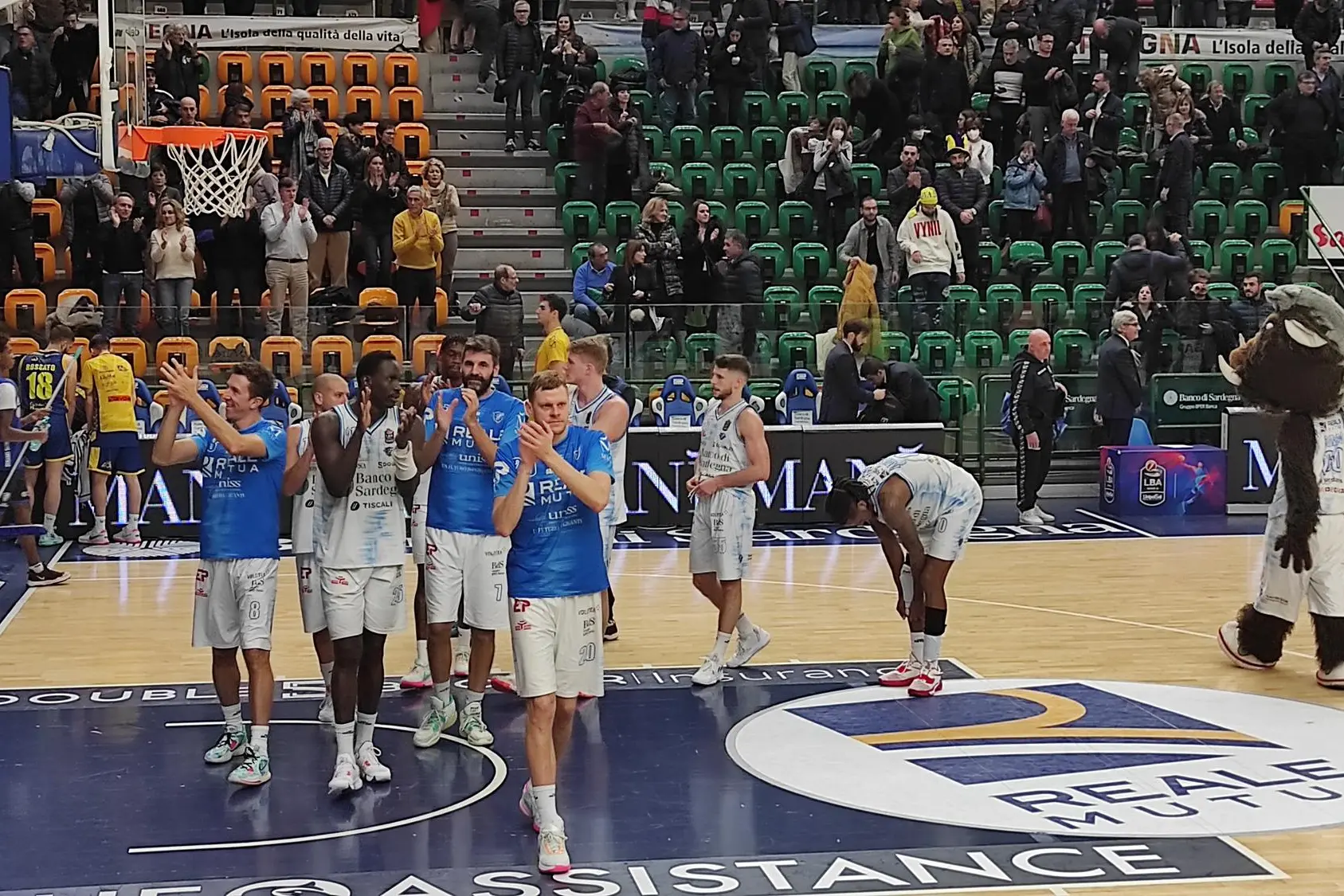 Il giro di ringraziamento al PalaSerradimigni dopo una vittoria (foto G. Marras)