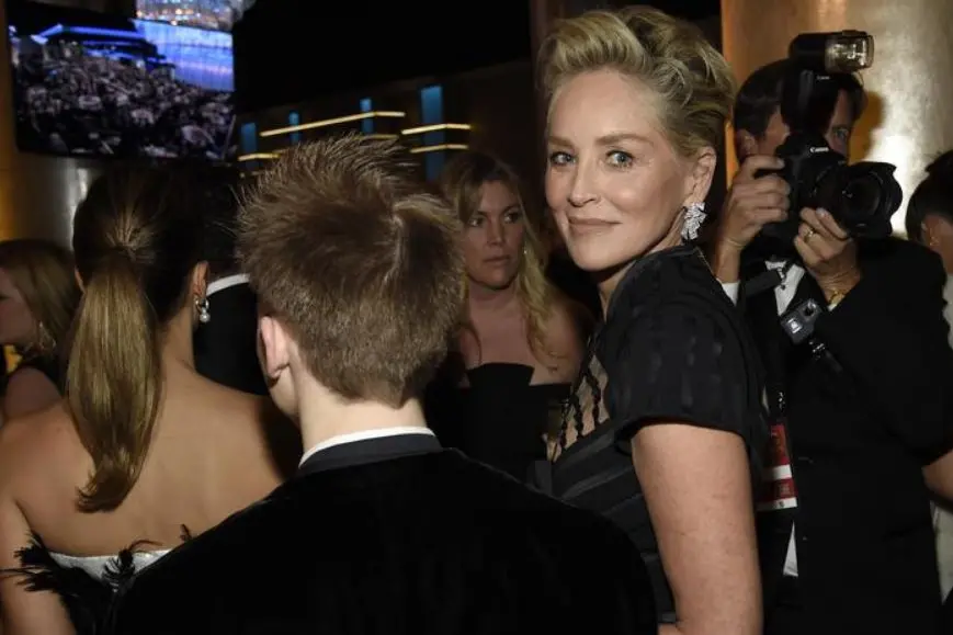  Modella, attrice, produttrice, donna da copertina.   Tutto questo è anche oggi Sharon Stone, stella di Hollywood alla vigilia dei suoi 60 anni che compirà il 10 marzo lontano dalla sua Meadville, nel cuore della Pennsylvania, dove è nata nel 1958 da genitori di origine irlandese.   Scoperta da Woody Allen in Stardust Memories che segna, nel 1980, il suo debutto, nel '92 con Basic Instinct di Paul Verhoeven raggiunge la gloria e lo 'scandalo' per la famosa sequenza osée. La sua Catherine Tramell, capace di sedurre accavallando le gambe e mostrandosi priva di mutandine, sconvolge e attrae il pubblico americano, ma la complessità del personaggio piace anche alla critica e le vale il Golden Globe come migliore attrice. La rivista People l'ha inserita fra le 50 donne più seducenti del pianeta. Il grande cinema lo incrocia di nuovo con Martin Scorsese e Casino (1996) a fianco di Robert De Niro. Icona popolare, ha avuto problemi di salute che non le hanno impedito con grande determinazione di andare avanti. (Unioneonline/D)