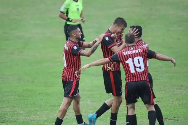 Andrea Bianchimano festeggia il gol con la maglia della Lucchese (foto Instagram)