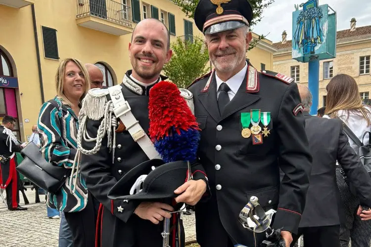 A destra il luogotenente Denegri con il figlio carabiniere (foto concessa)