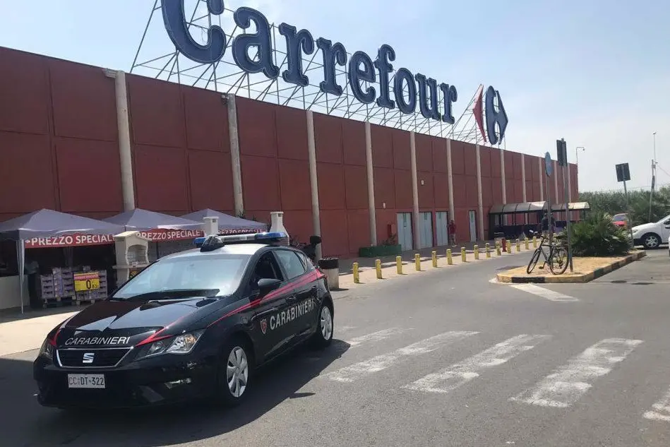 I carabinieri davanti al Carrefour, teatro del furto