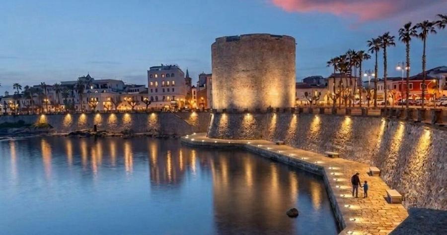 Passeggiata sul mare ai piedi dei bastioni