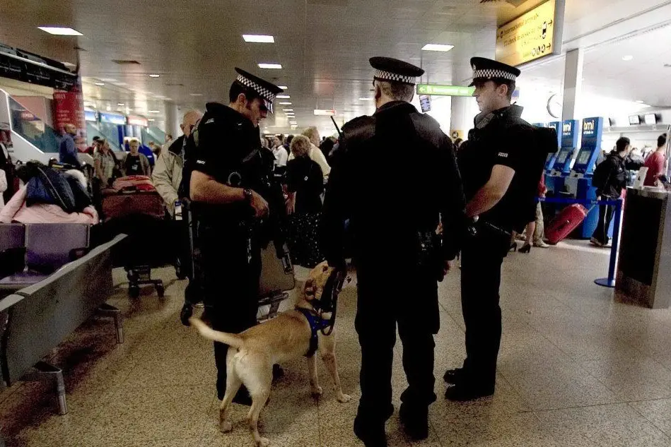 Polizia allo scalo di Glasgow (Ansa)