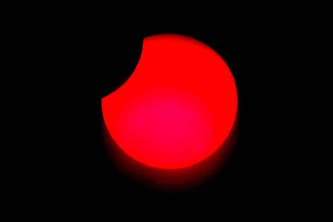 Lo spettacolo dell'eclissi parziale di sole visto dal telescopio del Planetario dell'Unione Sarda
