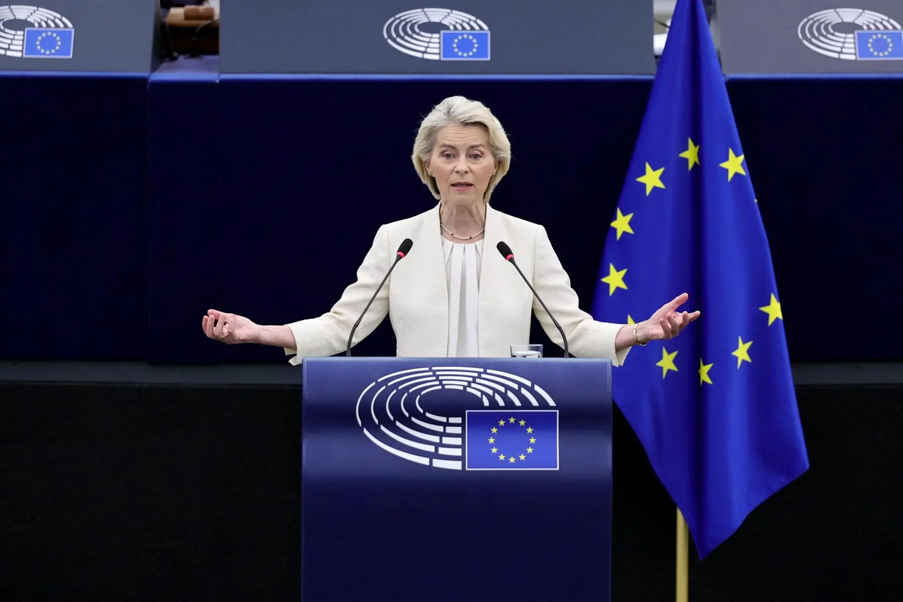 Von der Leyen: «Ultranazionalisti e russi vogliono frantumare l’unità europea. Il Canada sarà primo membro associato» epaselect epa13243244 European Commission President, Ursula von der Leyen speaks during a debate on 'State of the Union' at the European Parliament in Strasbourg, France, 16 September 2026. The current plenary session runs from 14 until 17 September 2026. EPA/RONALD WITTEK