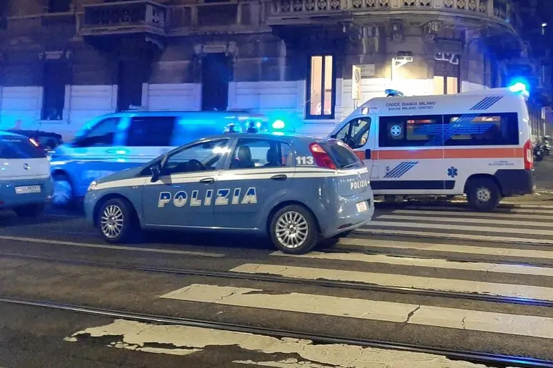 Polizia e 118 a Sesto San Giovanni (Ansa)