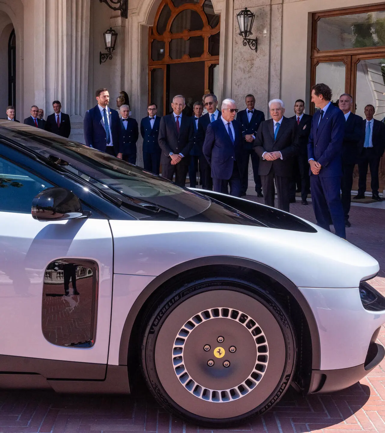 Ferrari elettrica, tonfo in Borsa