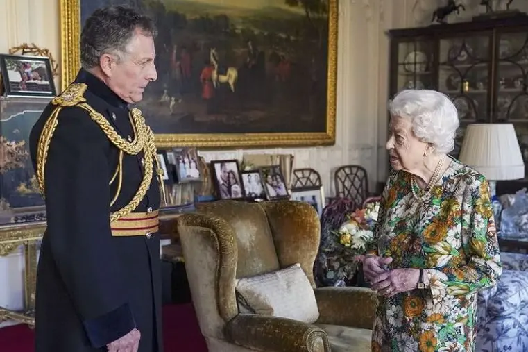 La regina con il generale Carter nella foto diffusa da Buckingham Palace