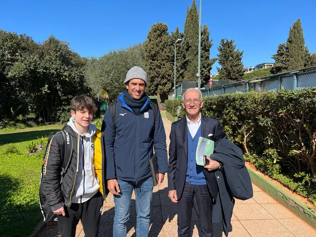 Renato Arba con Martin Vassallo Arguello e un giovane del Tc Cagliari (foto Paolo Carta)