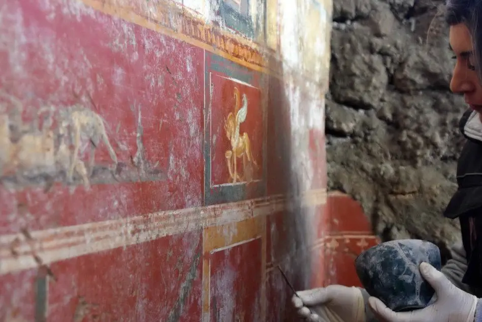 L'affresco di Narciso che si specchia nella propria immagine è la nuova scoperta degli archeologi di Pompei