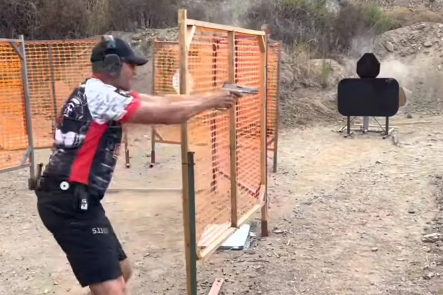 Un torneo di tiro con la pistola (Frame di video)