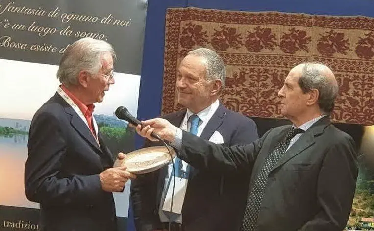 La consegna del premio al procuratore aggiunto di Cagliari (foto Gremio dei Sardi)