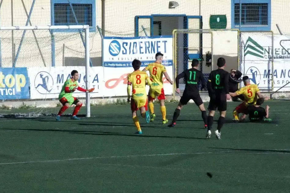 Un'azione della gara tra Uri e Castiadas finita 1-1