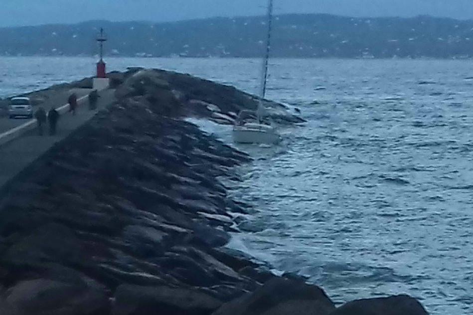 Barca a vela sugli scogli di Portovesme, in salvo 2 persone VIDEO