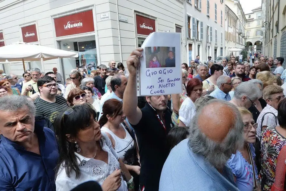 Migliaia di persone ad Asti ai funerali di Giorgio Faletti