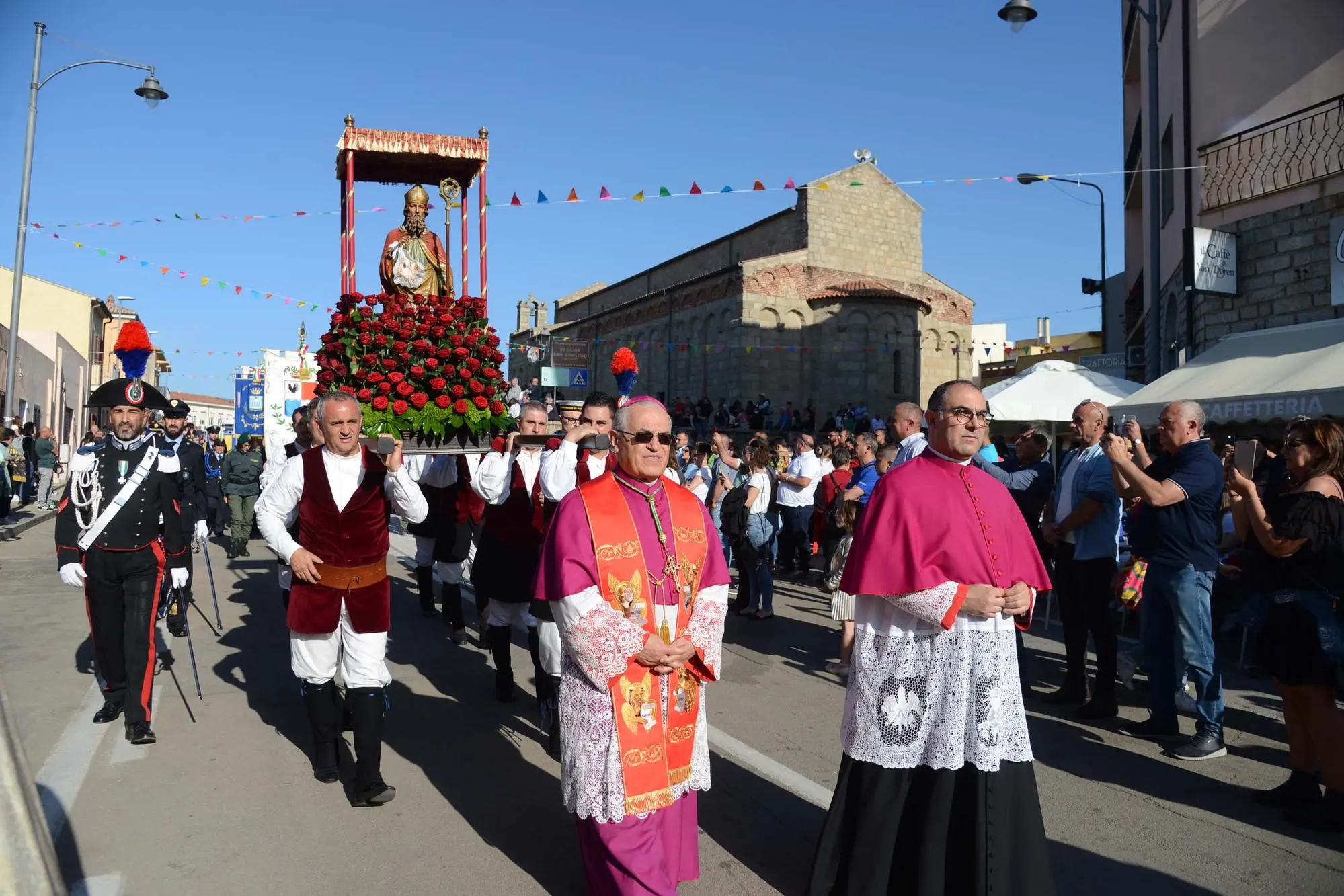 Il vescovo di Tempio monsignor Sebastiano Sanguinetti nella processione di San Simplicio (foto Satta)