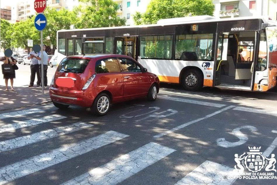 Lancia Y contro un bus del Ctm a Cagliari