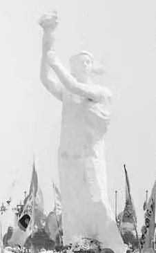 Il &quot;fragile monumento&quot; ha un'altezza di 10 metri e viene realizzata in polistirolo e cartapesta (foto Wikipedia)
