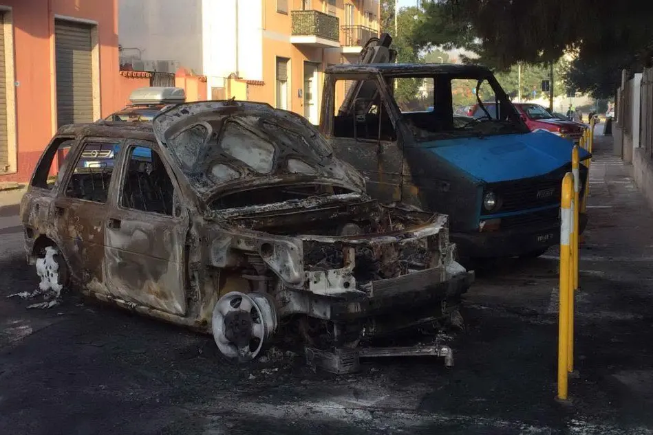 Auto e furgone distrutti dall'incendio