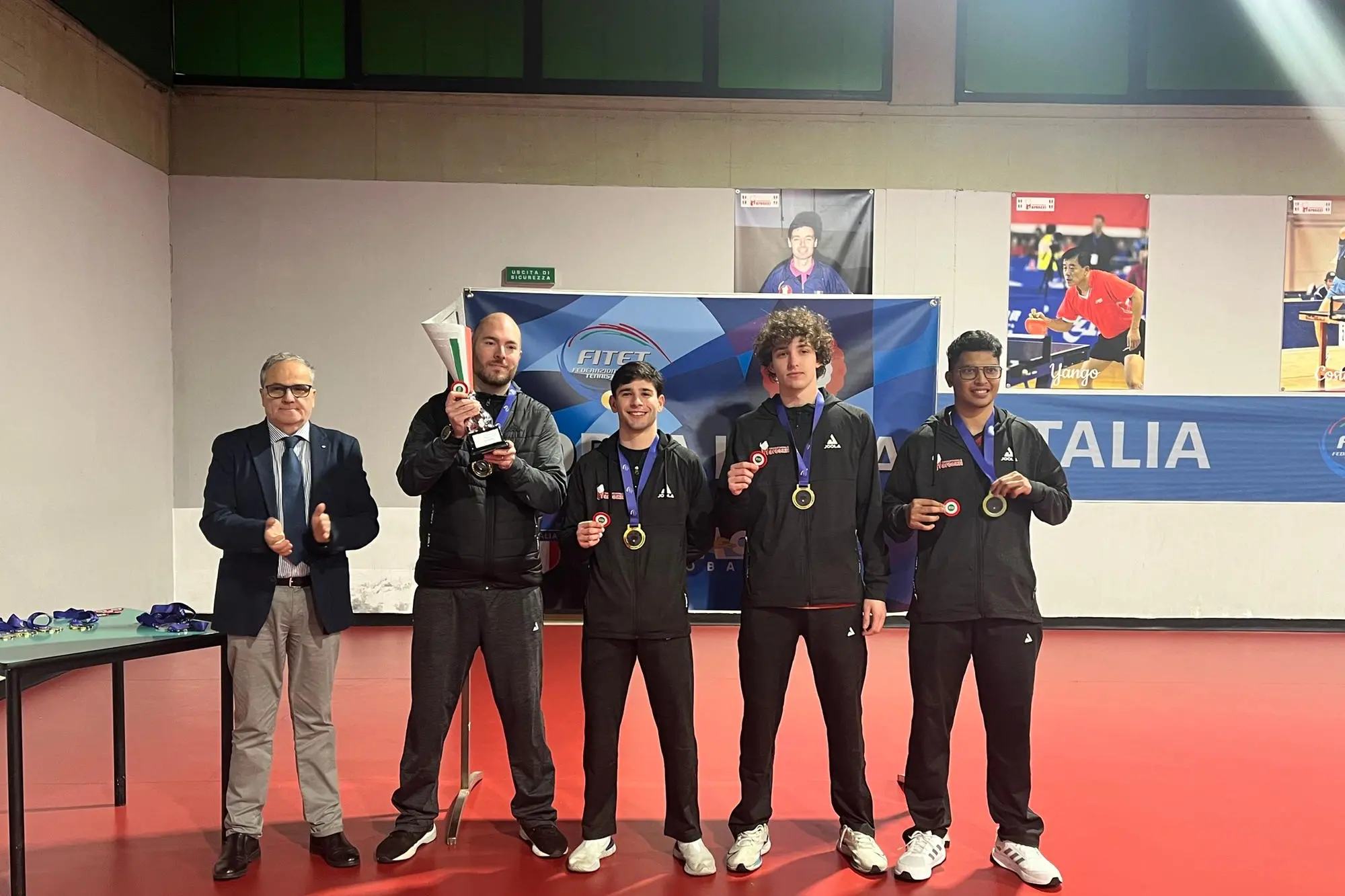 La Marcozzi vittoriosa in coppa Italia, da sin. il presidente della Fitet Di Napoli, il coach Ferrero, Rossi, Vallino Costassa e Chandra (Foto M.C.)