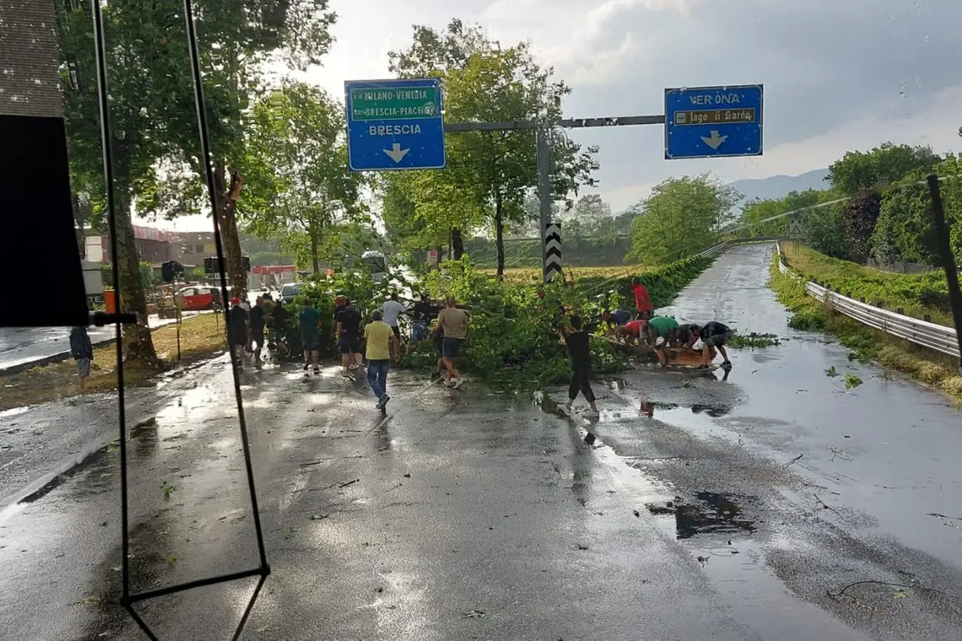 I sardi che spostano gli alberi per liberare la carreggiata (foto concessa)