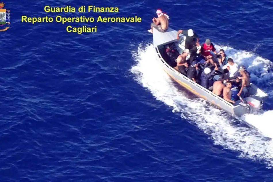 Migranti diretti verso la Sardegna (Ansa)