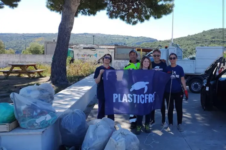 Le volontarie Plastic free a Sennori (foto concessa)