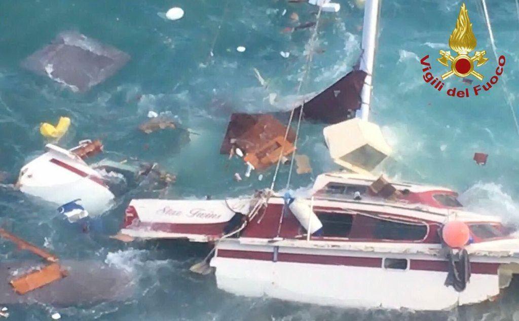 Un catamarano è stato ritrovato sugli scogli di Torre dei Corsari
