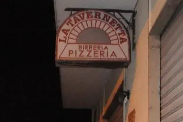 L'insegna della pizzeria La Tavernetta