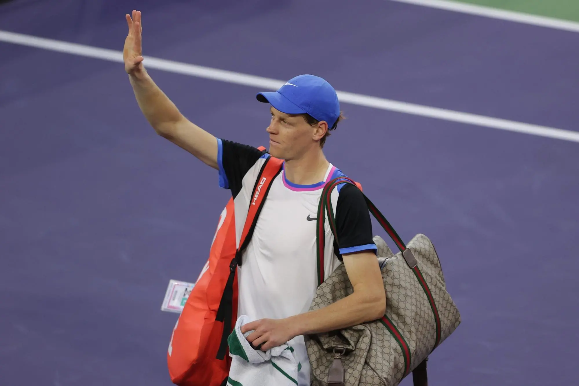 epa11225117 Yannik Sinner of Italy acknowledges the crowd while walking off the court after his loss to Carlos Alcaraz of Spain during their men's semi-final match at the BNP Paribas Open in Indian Wells, California, USA, 16 March 2024. EPA/DANIEL MURPHY