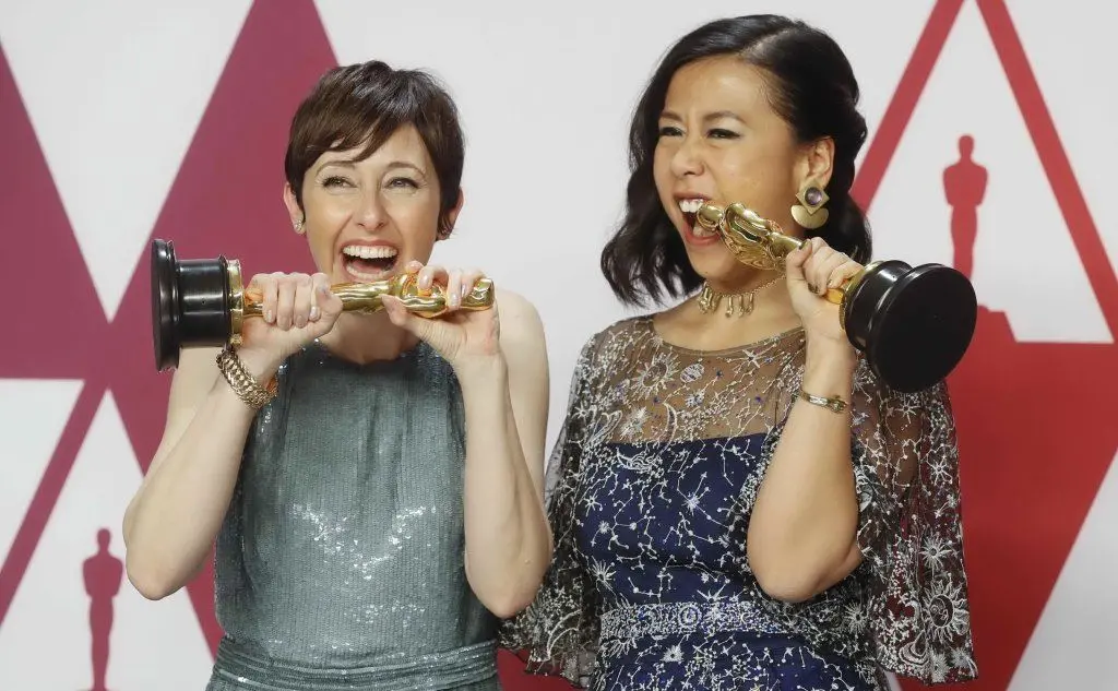 Becky Neiman-Cobb e Domee Shi, vincitrici del premio per il miglior corto di animazione con &quot;Bao&quot; (foto Ansa)