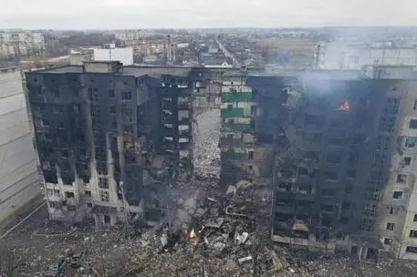 Un palazzo di Borodyanka, città vicino a Kiev, distrutto da un raid russo (Ansa -  #WarinUkraine)