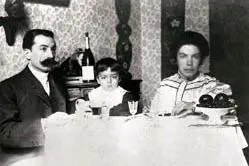 La scrittrice con il marito e il figlio