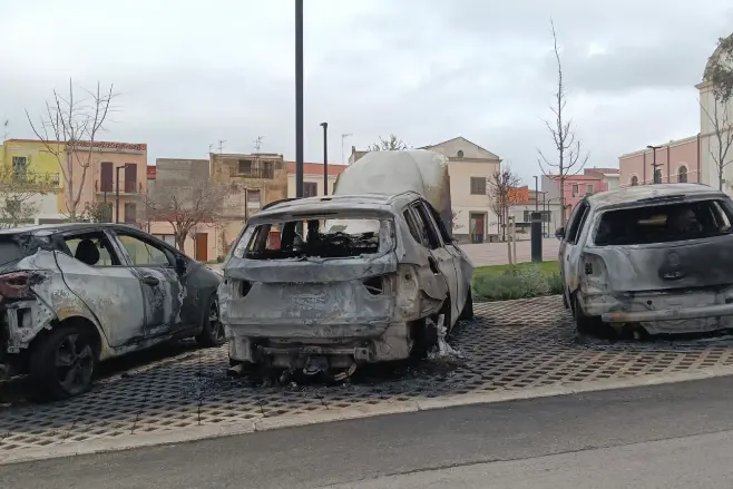 Le auto bruciate a Sorso (foto Pala)