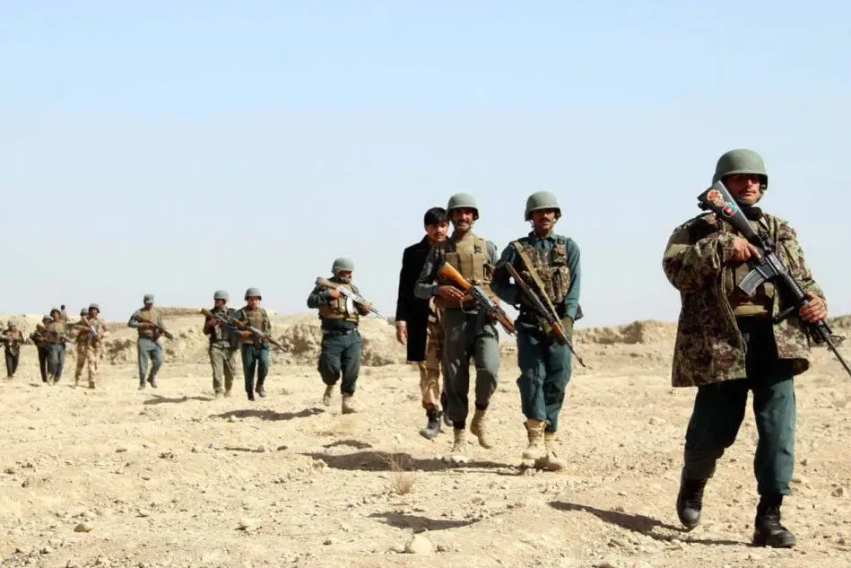 Soldati afghani inviati nelle zone sotto attacco talebano (Ansa)
