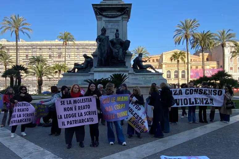 La protesta di "Differenza Donna" a sostegno della hostess (Ansa)