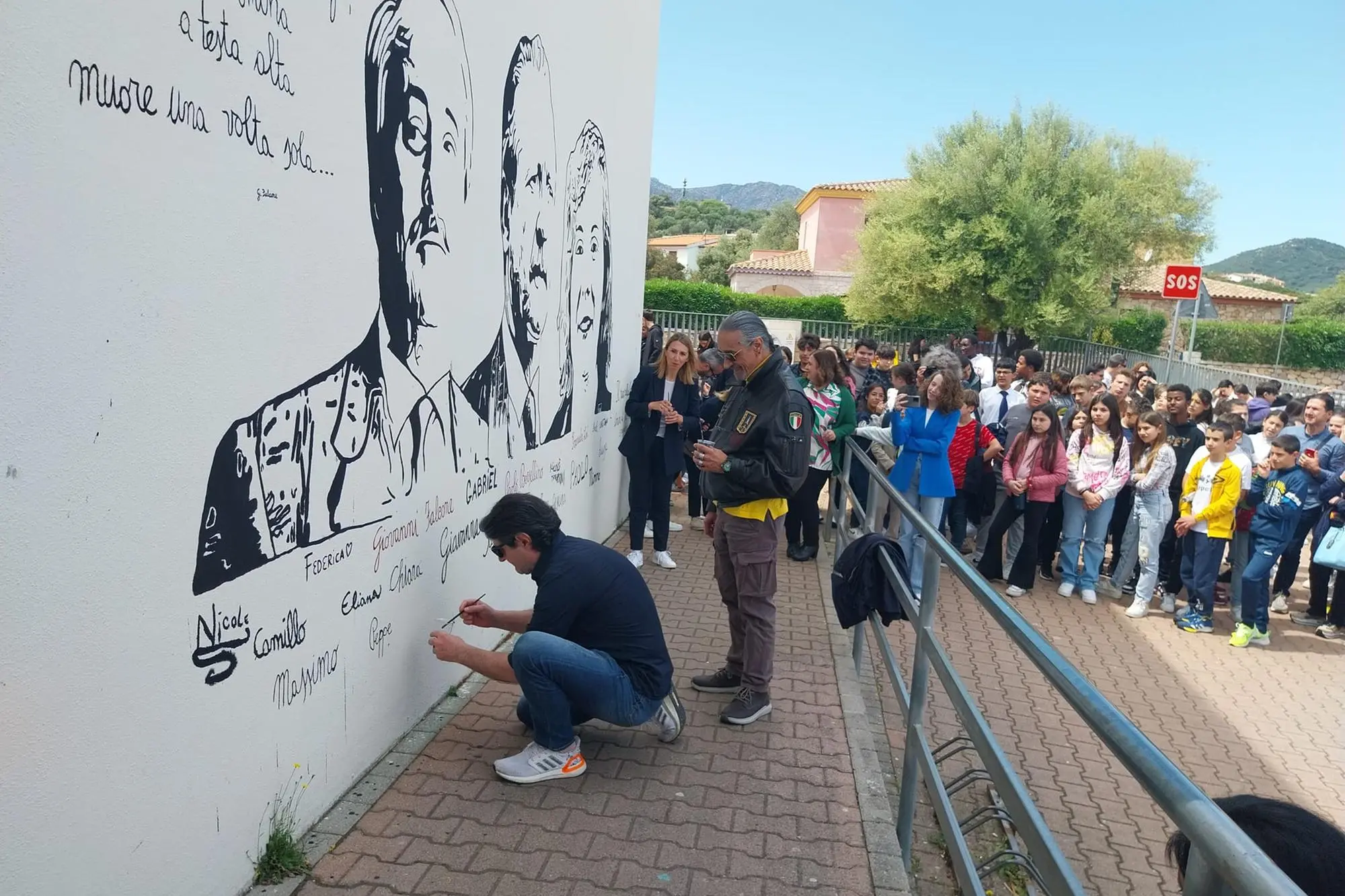 Luciano Tirindelli, Giuseppe Sammarco e la sindaca Rita Deretta davanti al murale (foto Lecca)