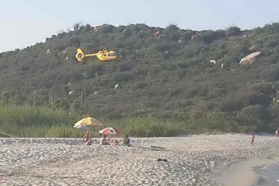 L'elisoccorso sulla spiaggia di Cea (Foto Secci)