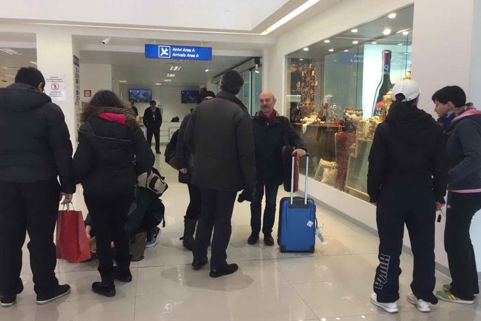 Milano, cancellato il volo per Alghero dopo un incidente a un Piper: l'odissea dei passeggeri